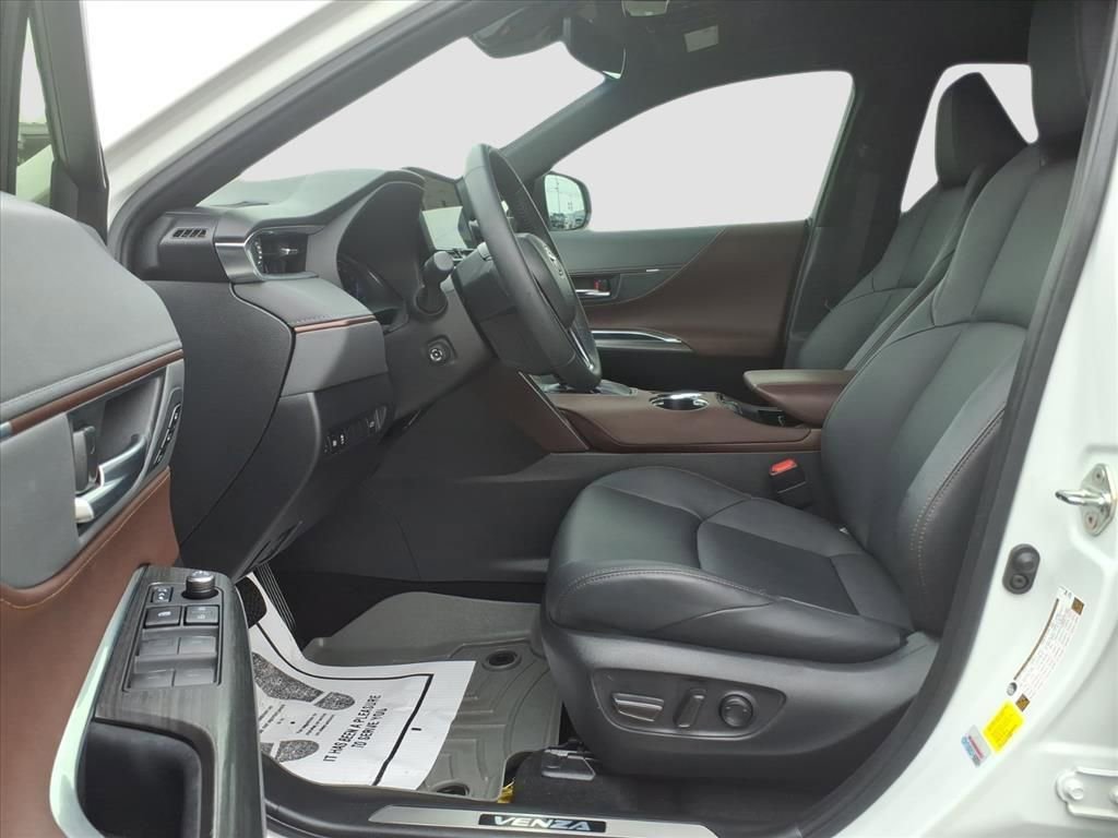 Used 2024 Toyota Venza XLE image 19