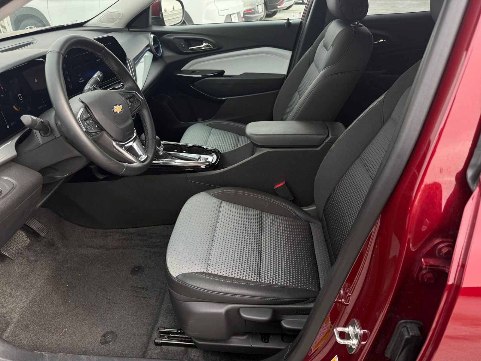 Used 2025 Chevrolet Trax LT w/ LT Convenience Package image 27