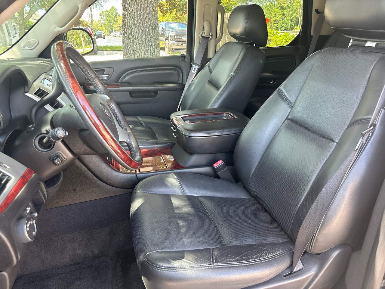 Used 2014 Cadillac Escalade Luxury AWD/4WD image 11