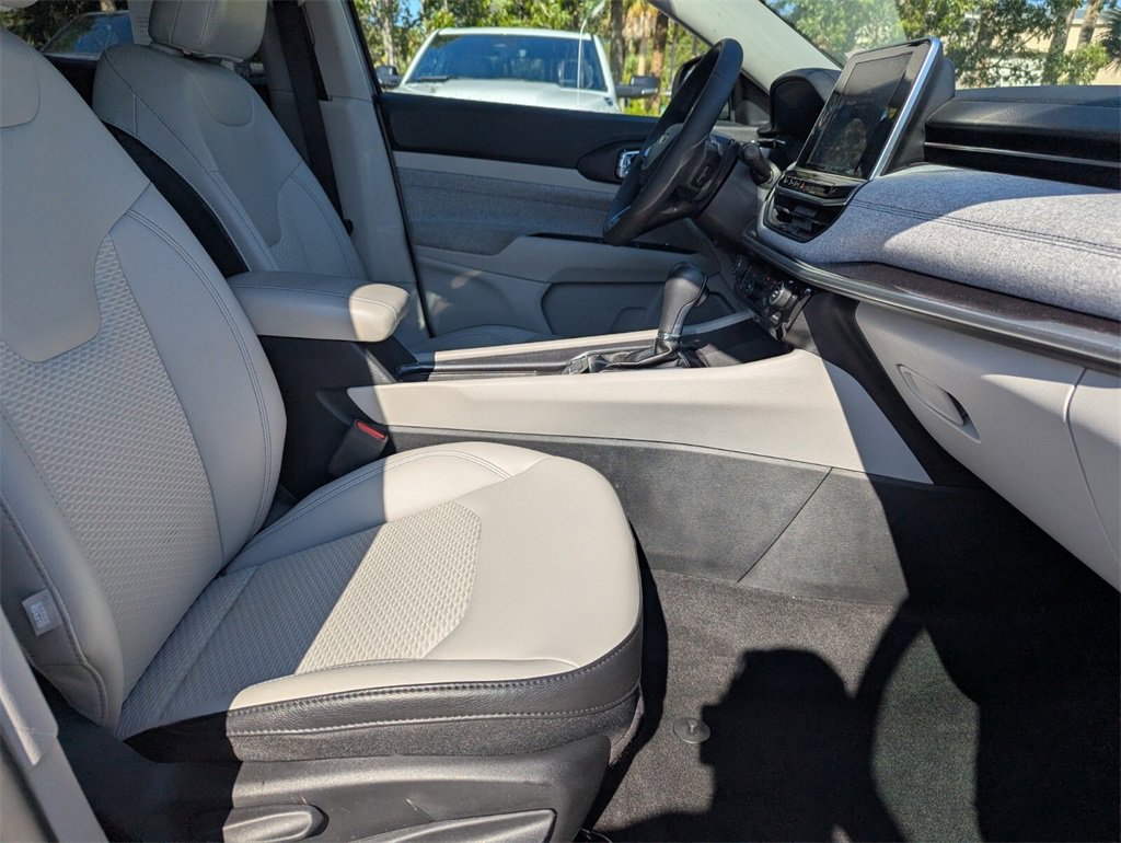 Used 2022 Jeep Compass Latitude image 10