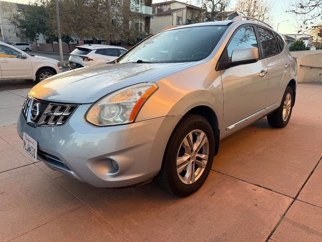 Used 2013 Nissan Rogue SV w/ Premium Pkg image 2