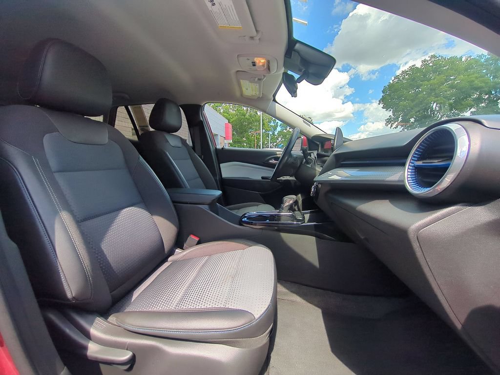 Used 2025 Chevrolet Trax LT w/ LT Convenience Package FWD image 30