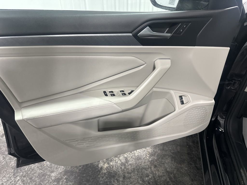 Used 2022 Volkswagen Jetta SE image 11