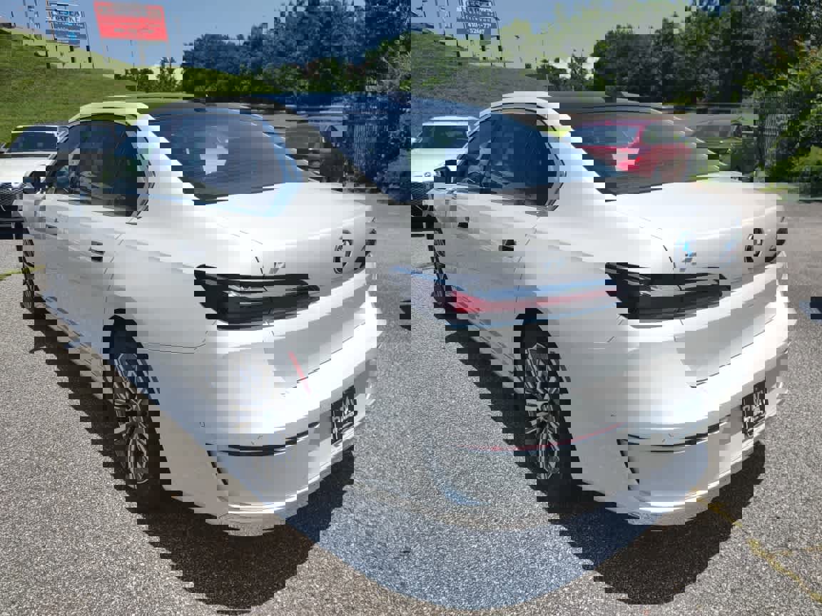 Used 2024 BMW i7 eDrive50 image 25