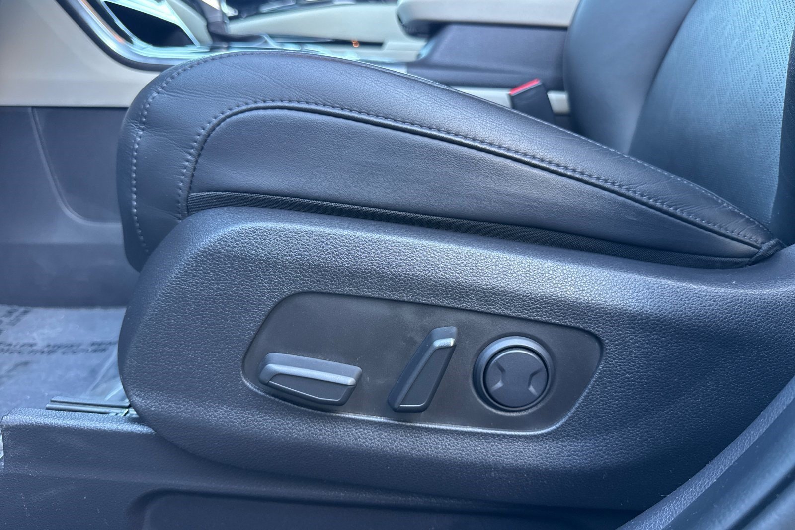 Used 2024 Kia Carnival EX FWD image 15