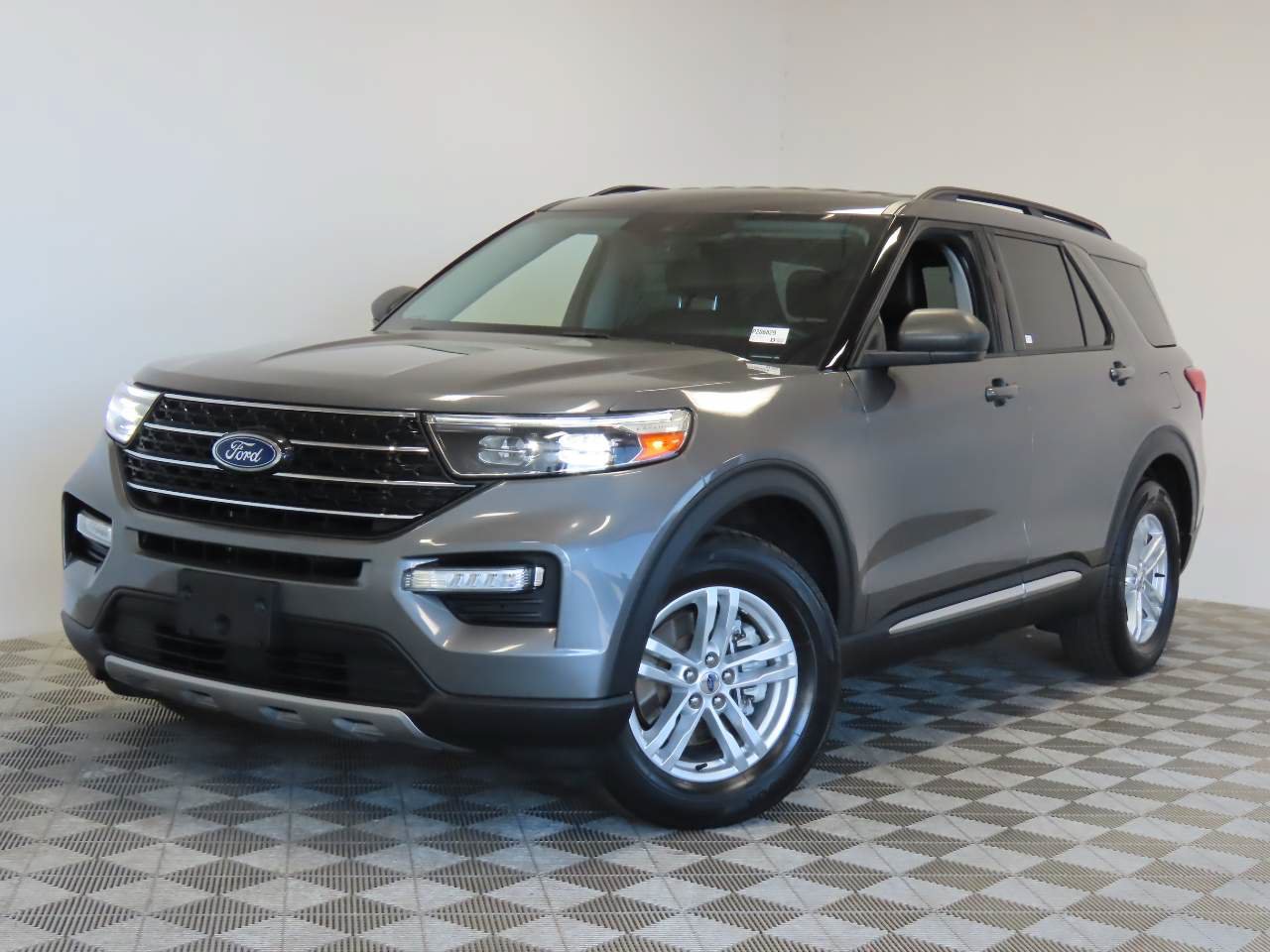 Used 2023 Ford Explorer XLT w/ Equipment Group 202A RWD image 1