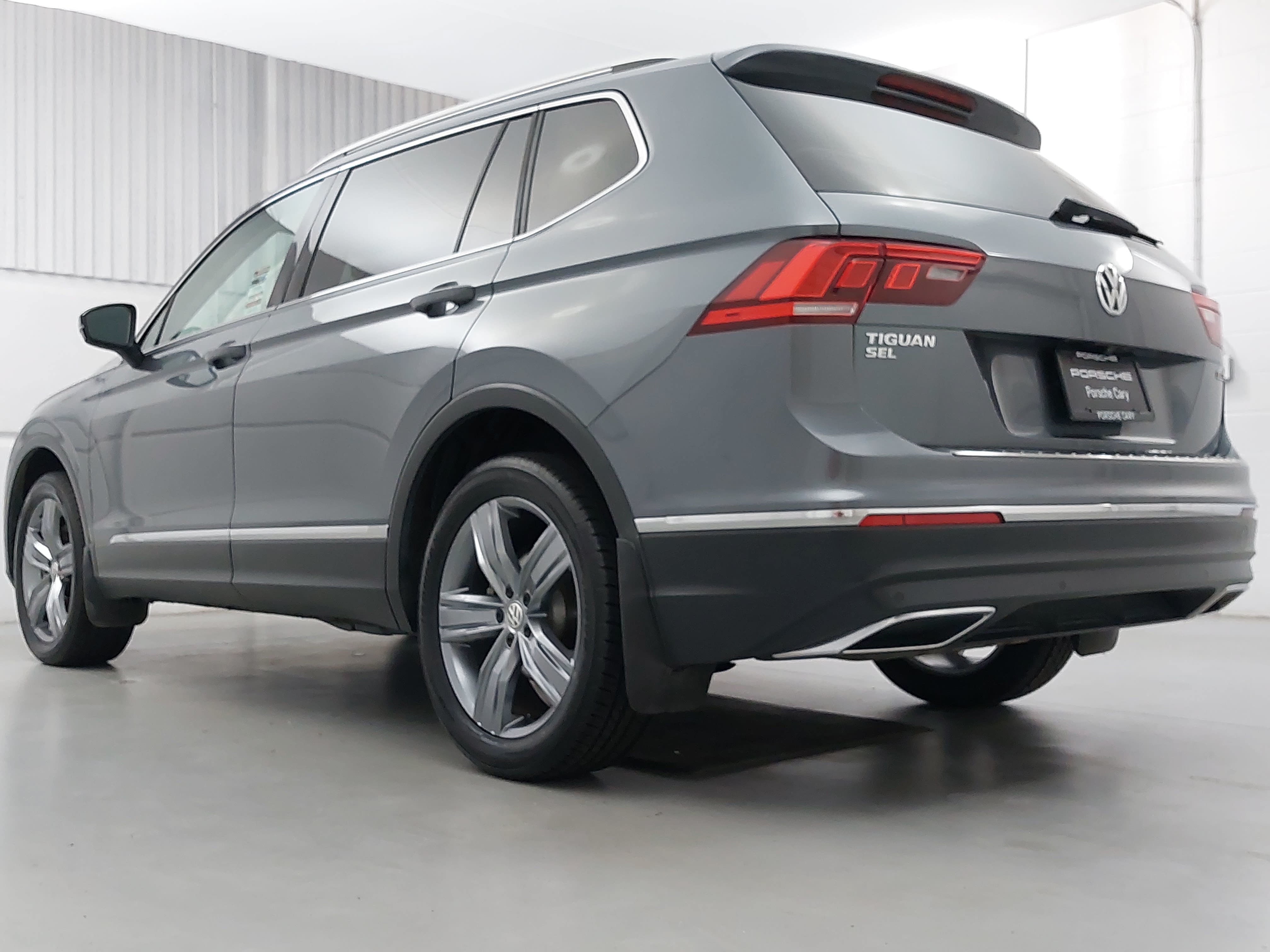 Used 2020 Volkswagen Tiguan SEL w/ 3rd Row Seat Package AWD/4WD image 3