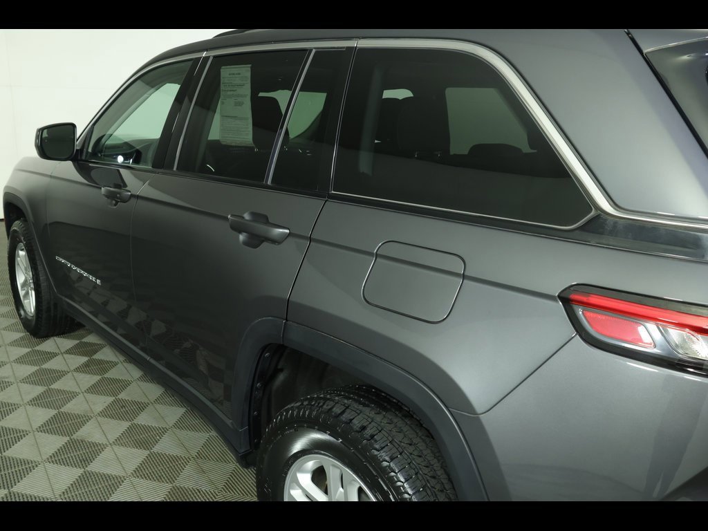Used 2023 Jeep Grand Cherokee Laredo image 16