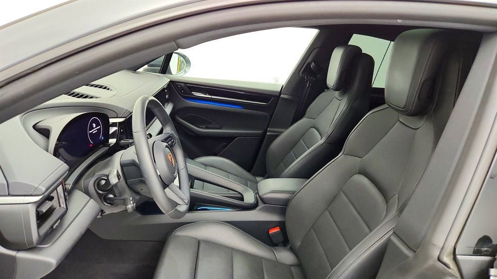Used 2025 Porsche Macan Electric RWD image 19