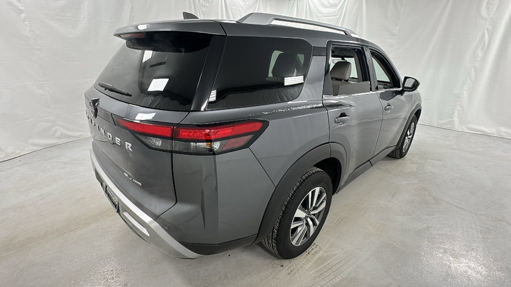 Used 2025 Nissan Pathfinder SL image 3