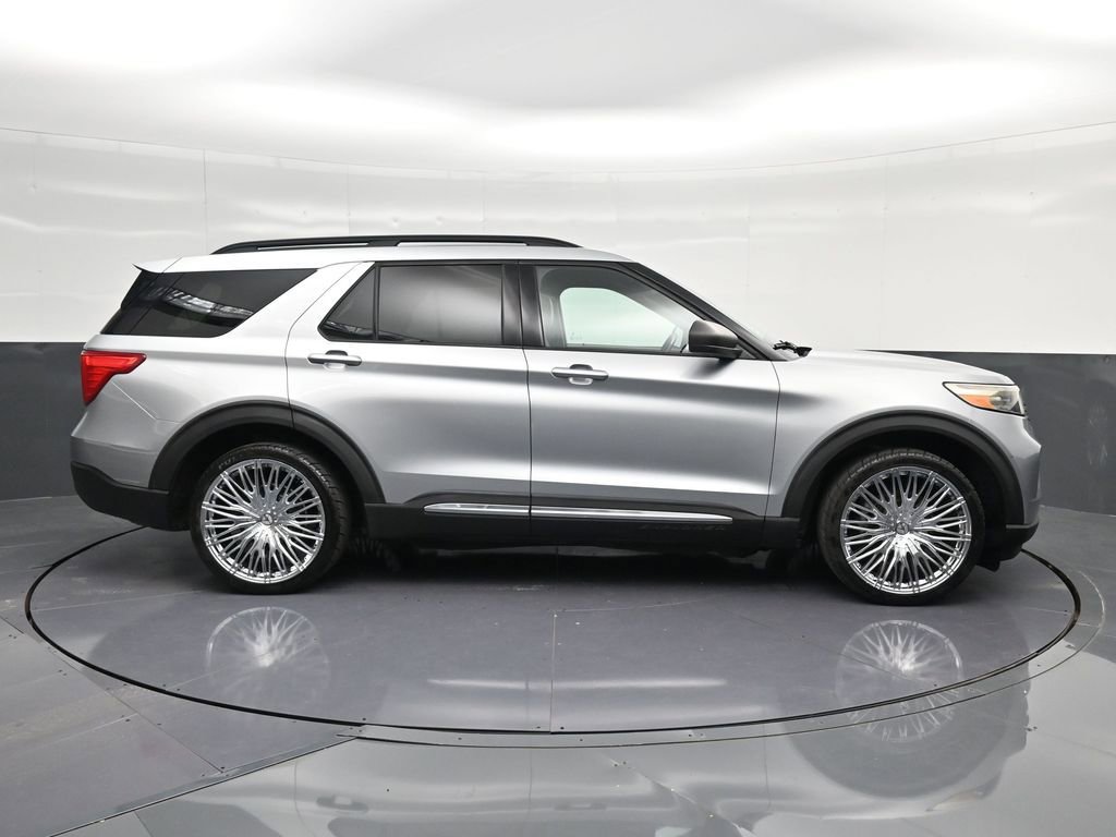 Used 2020 Ford Explorer XLT w/ Equipment Group 202A RWD image 4