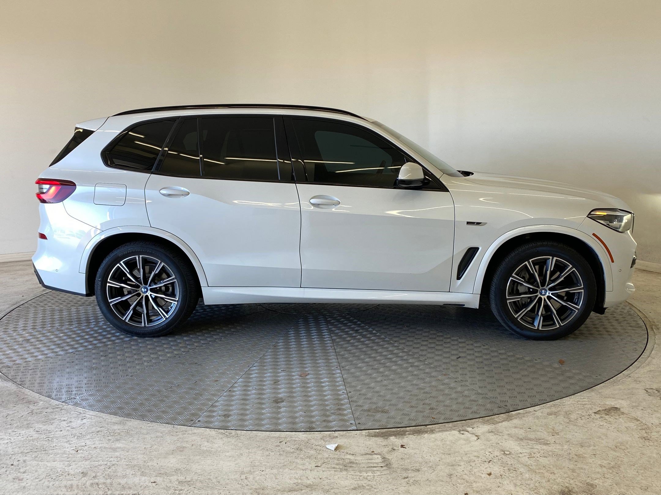Certified 2023 BMW X5 xDrive45e w/ M Sport Package image 8