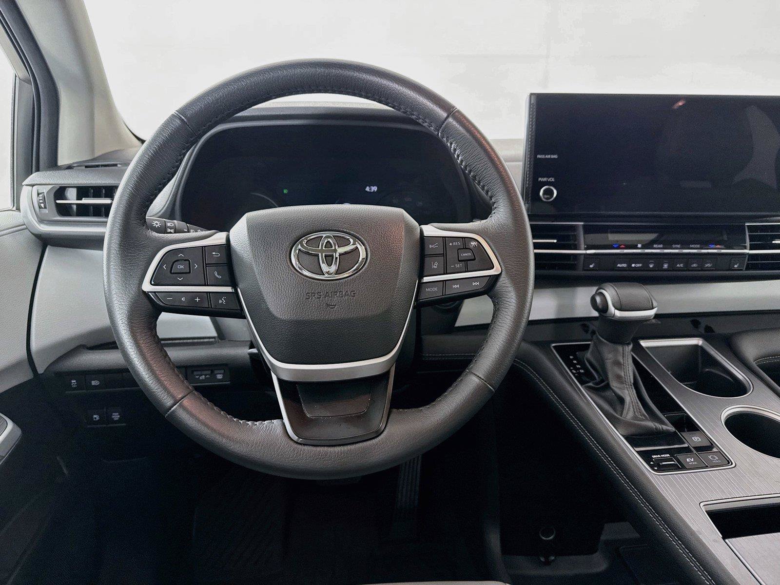 Certified 2025 Toyota Sienna XLE FWD image 32