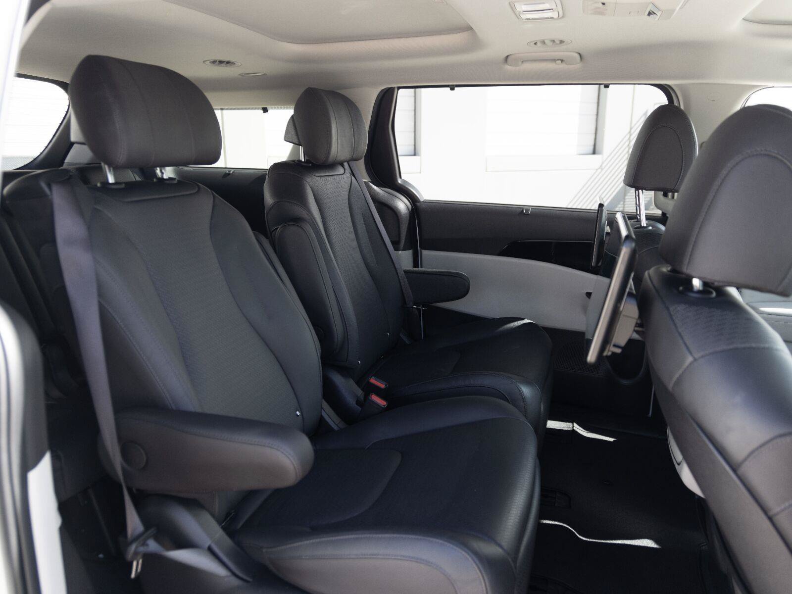 Used 2023 Kia Carnival SX Prestige FWD image 33