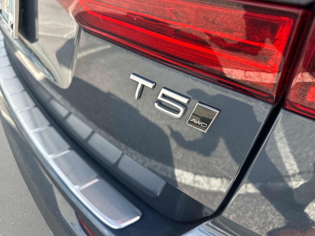 Used 2018 Volvo XC60 T5 Momentum w/ Vision Package AWD/4WD image 7