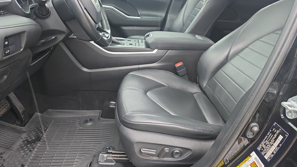 Used 2021 Toyota Highlander XLE AWD/4WD image 26