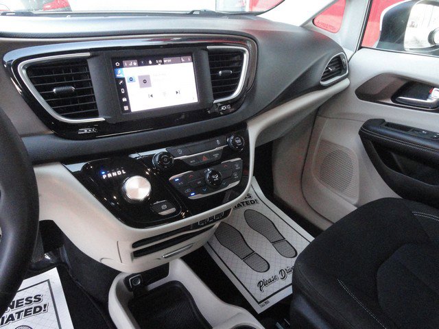 Used 2022 Chrysler Voyager LX image 6