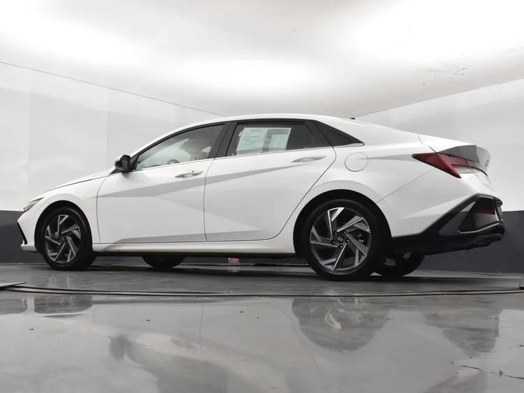 Used 2025 Hyundai Elantra SEL FWD image 13