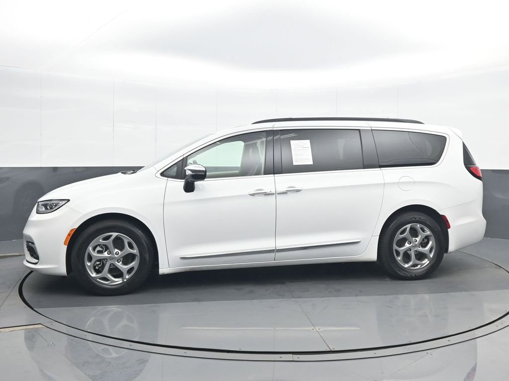 Used 2023 Chrysler Pacifica Limited image 3