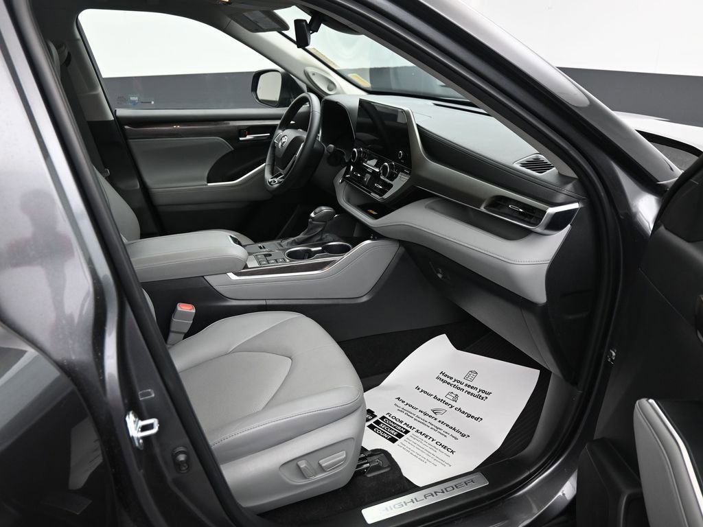 Used 2024 Toyota Highlander Limited AWD/4WD image 12