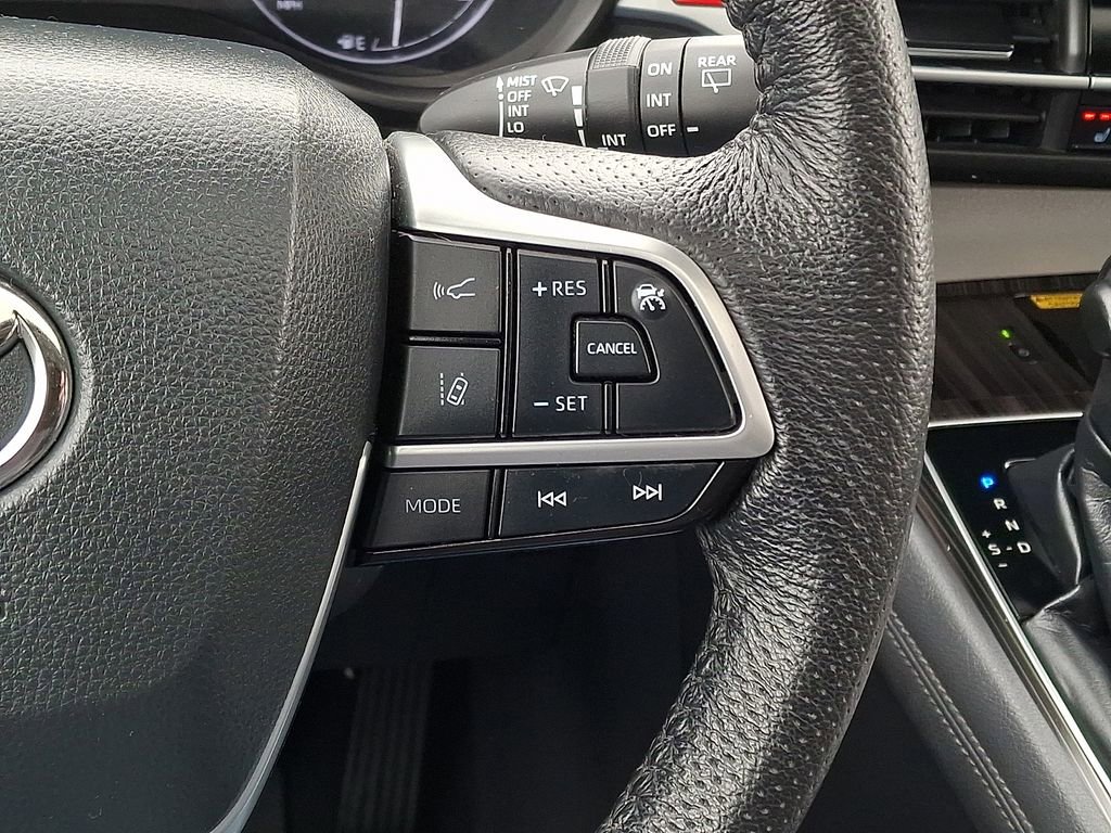 Used 2021 Toyota Sienna Limited image 23