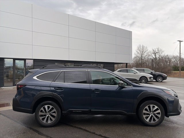 Used 2023 Subaru Outback Premium image 2