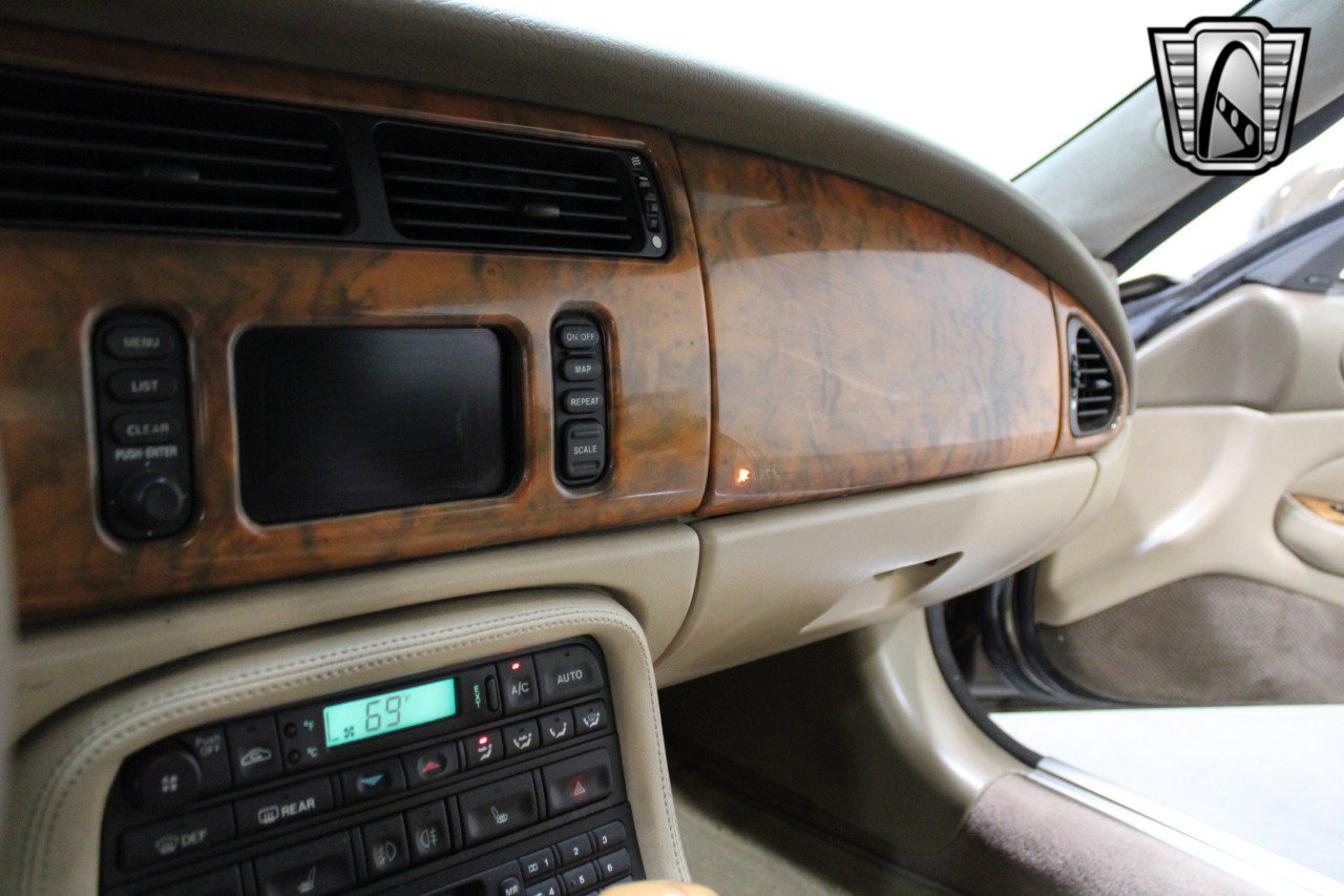 Used 2001 Jaguar XK8 Convertible image 23