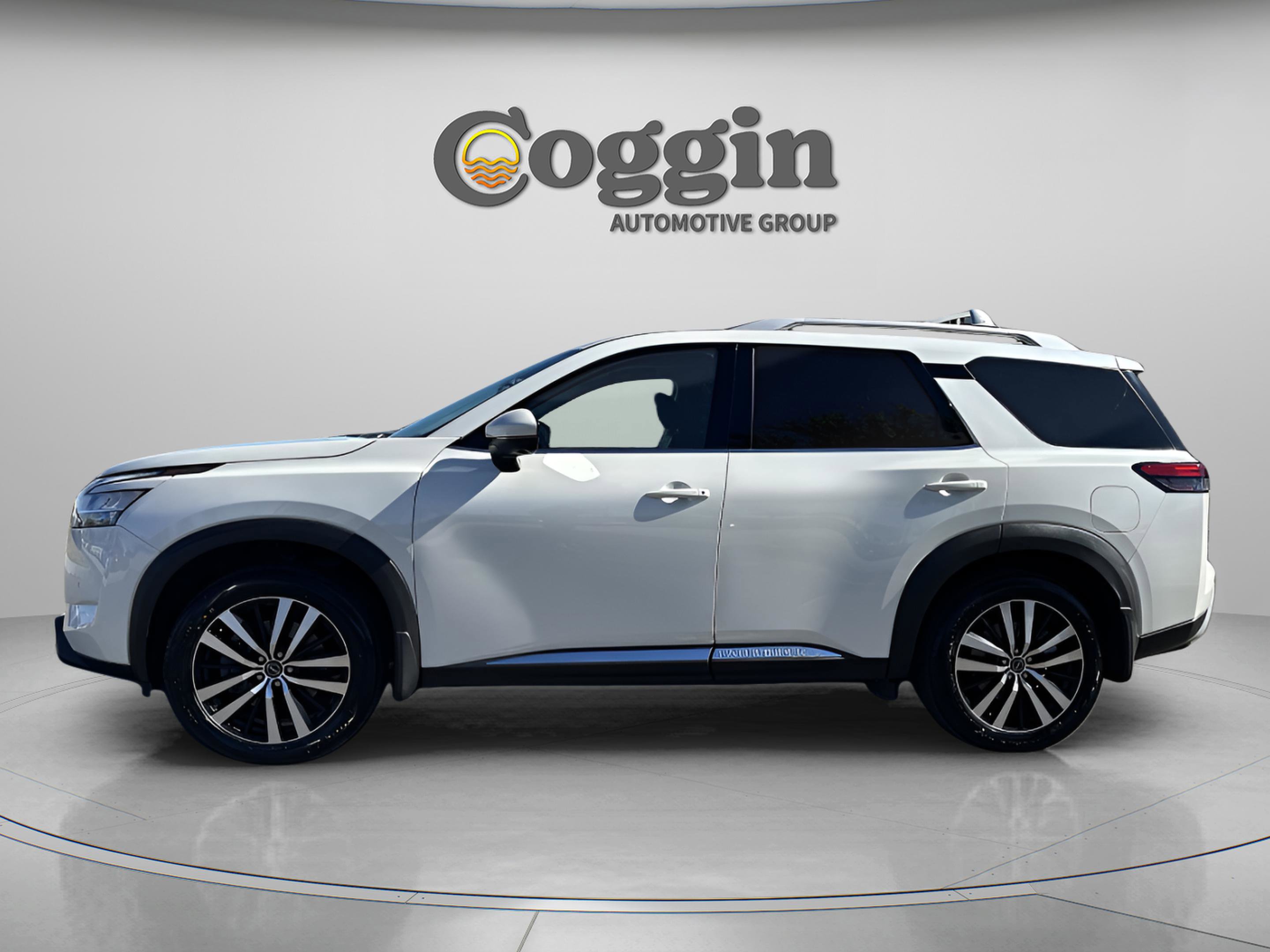 Used 2024 Nissan Pathfinder Platinum image 3