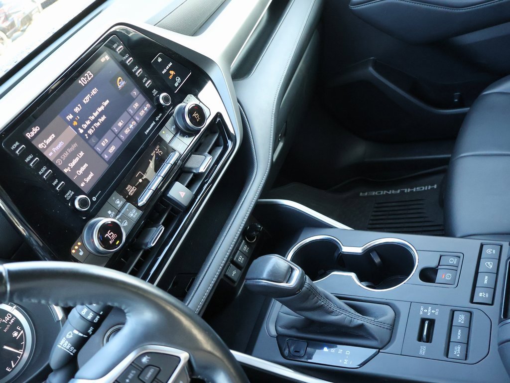 Used 2020 Toyota Highlander XLE image 19