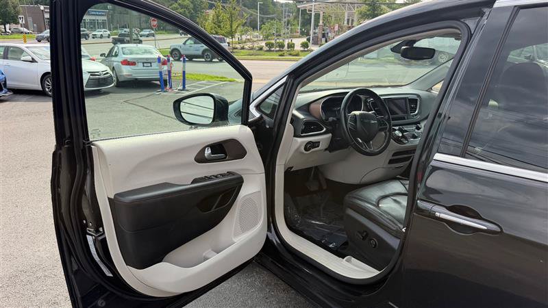 Used 2018 Chrysler Pacifica Touring-L FWD image 20