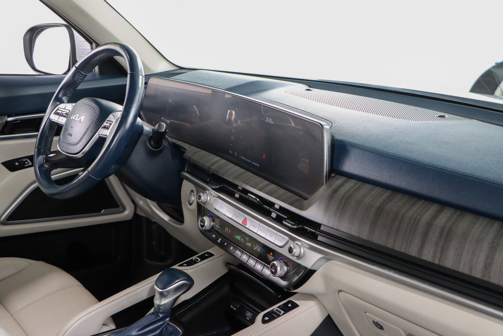 Used 2024 Kia Telluride EX w/ EX Captain's Chair Package image 27