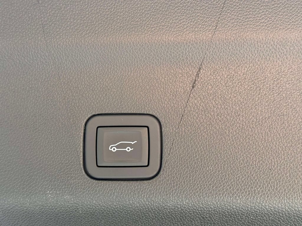 Used 2026 Chevrolet Suburban Premier AWD/4WD image 19