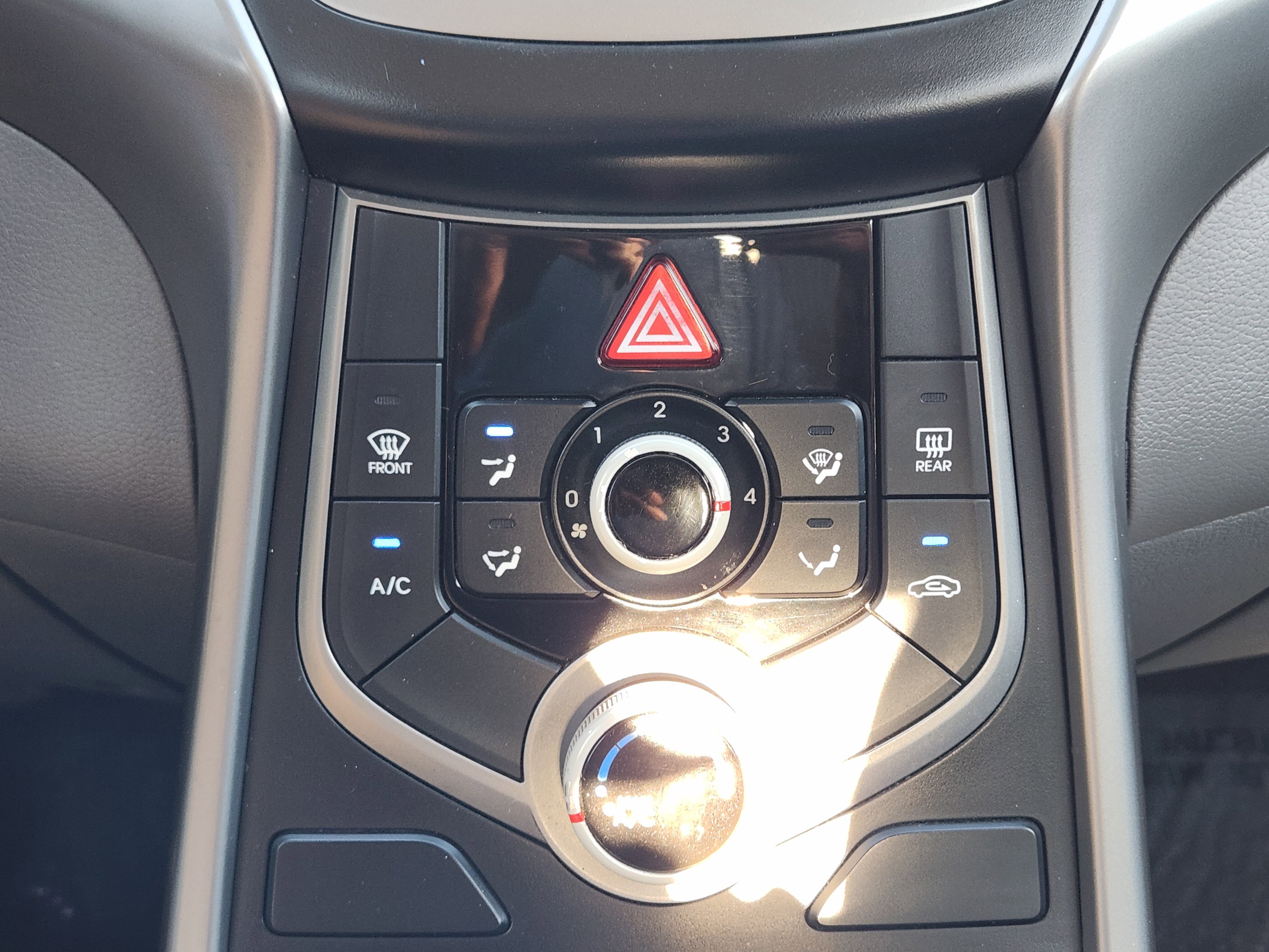 Used 2015 Hyundai Elantra SE image 18