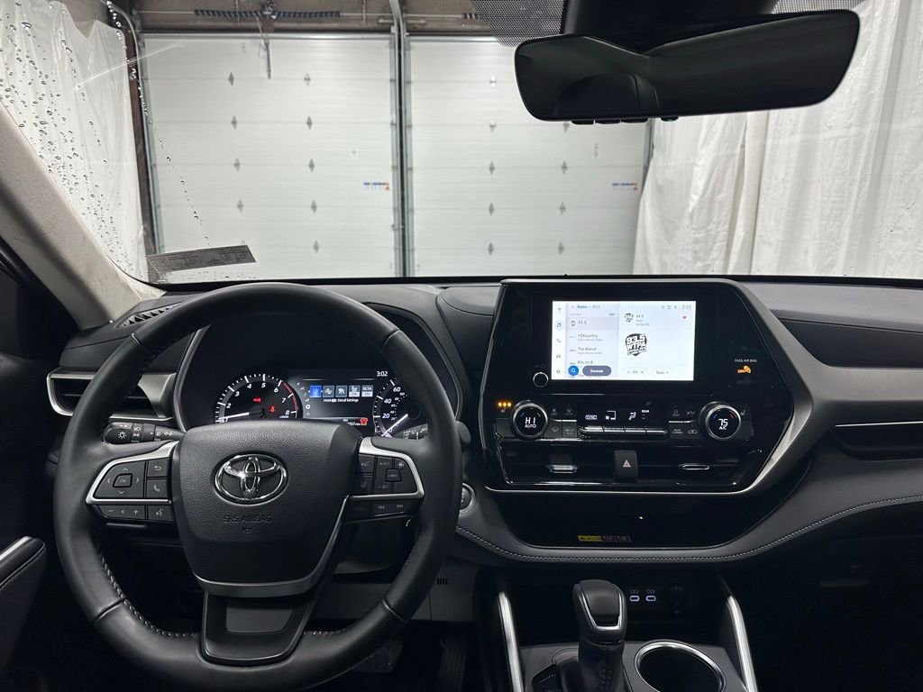 Used 2025 Toyota Highlander XLE image 16