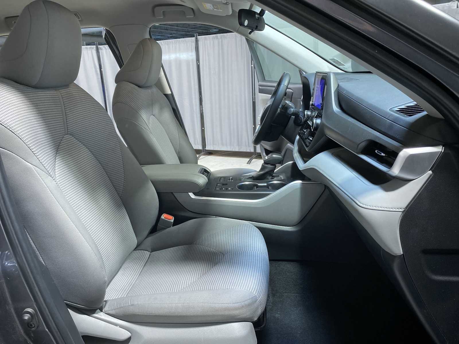 Used 2024 Toyota Highlander LE AWD/4WD image 14