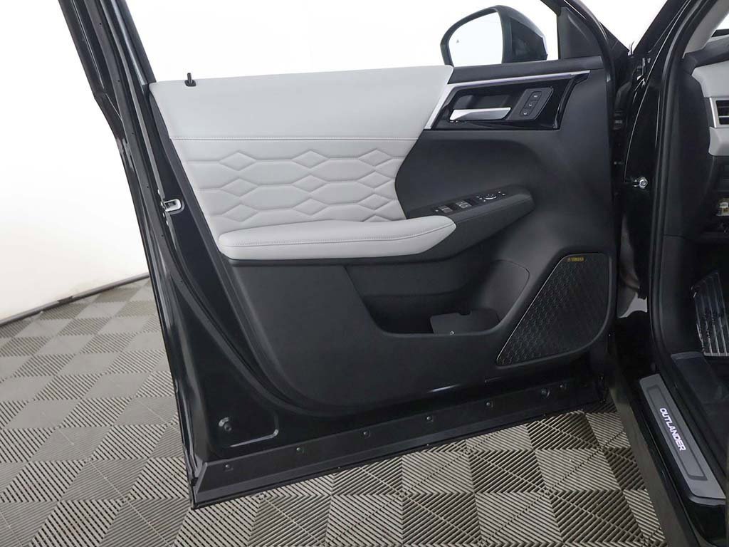 New 2025 Mitsubishi Outlander AWD image 29