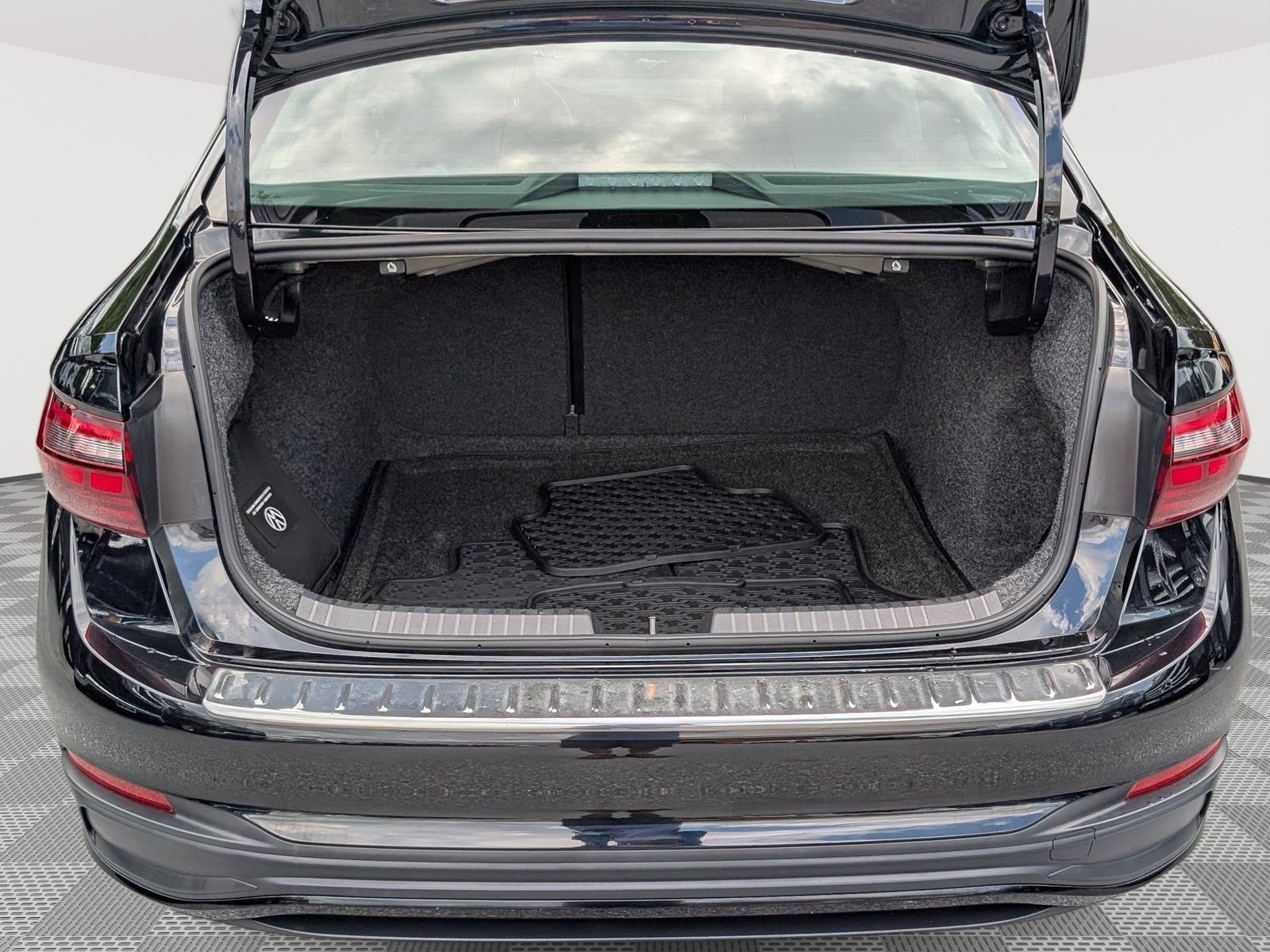 Used 2024 Volkswagen Jetta SE w/ Panoramic Sunroof Package FWD image 14