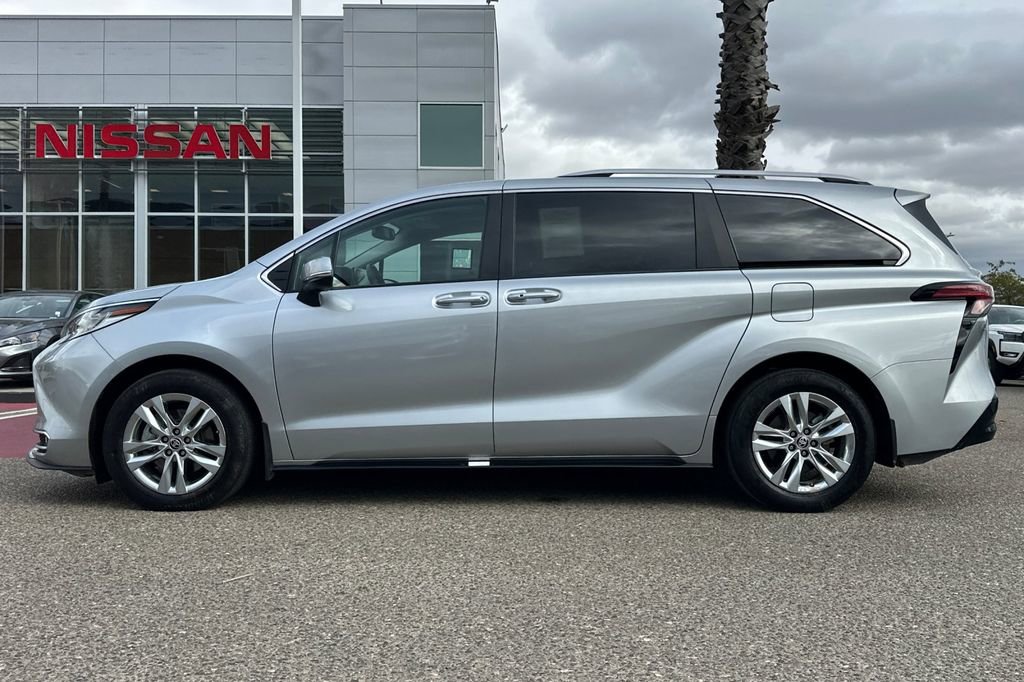 Used 2023 Toyota Sienna Limited image 7