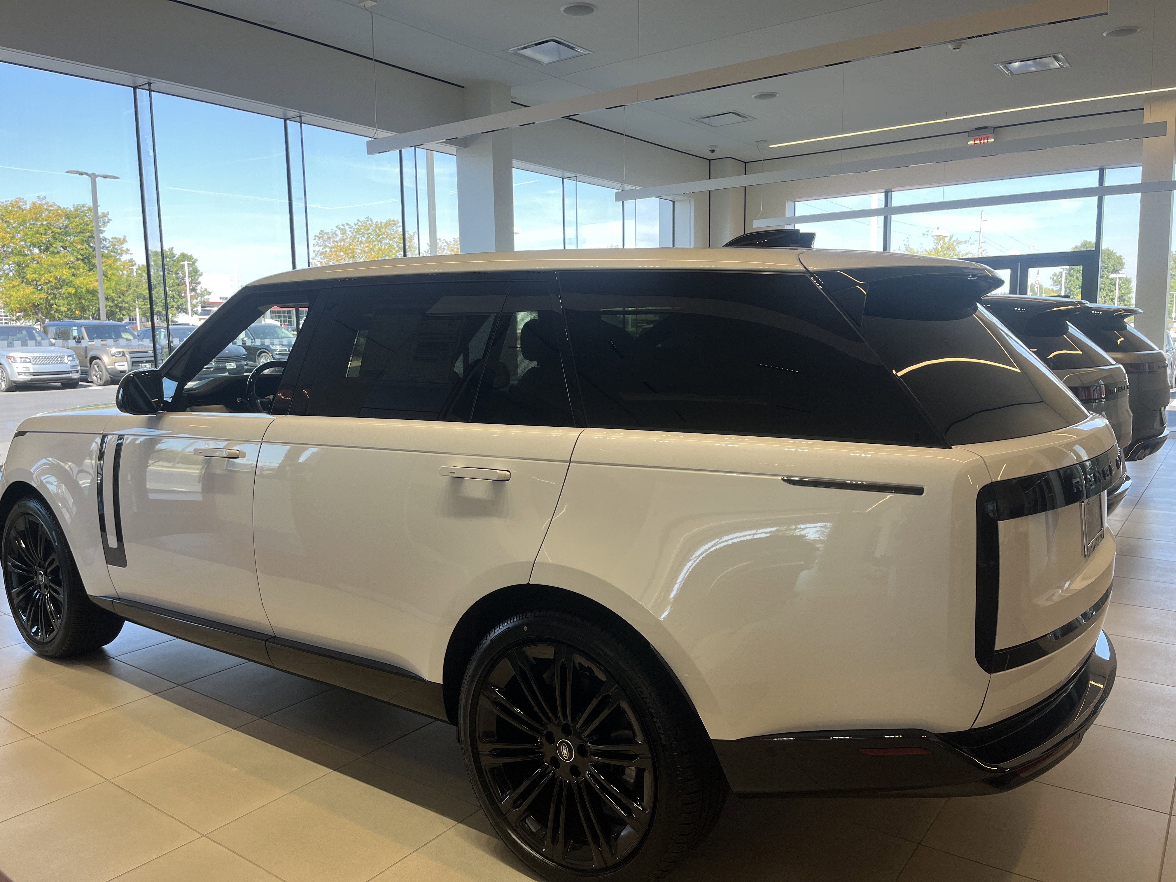 New 2025 Land Rover Range Rover Long Wheelbase SE image 2