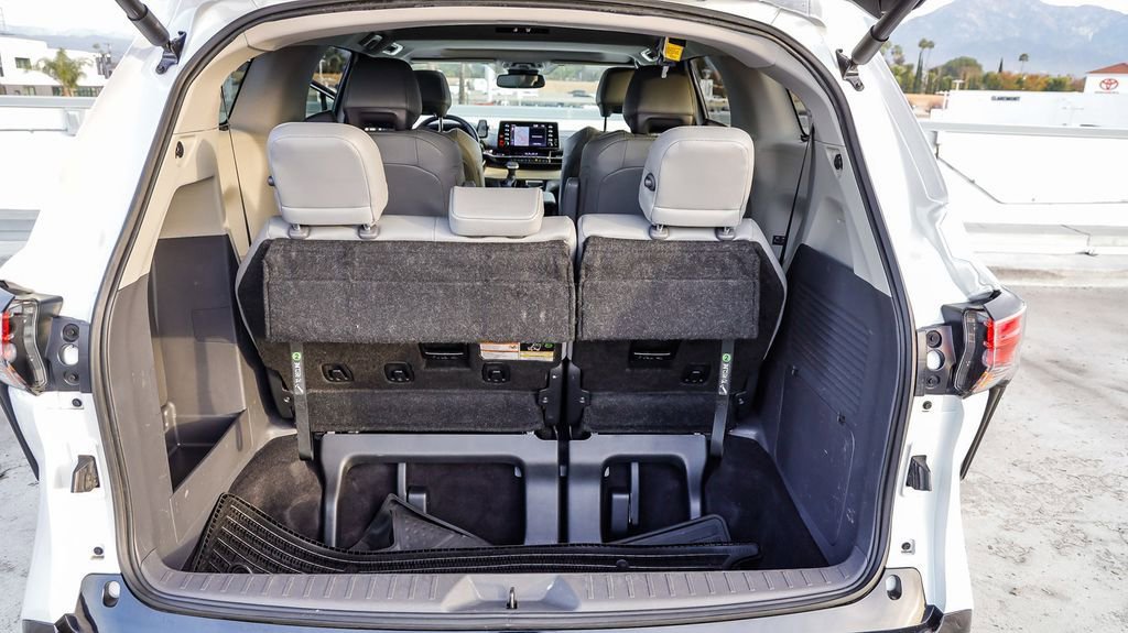 Used 2023 Toyota Sienna Limited image 31