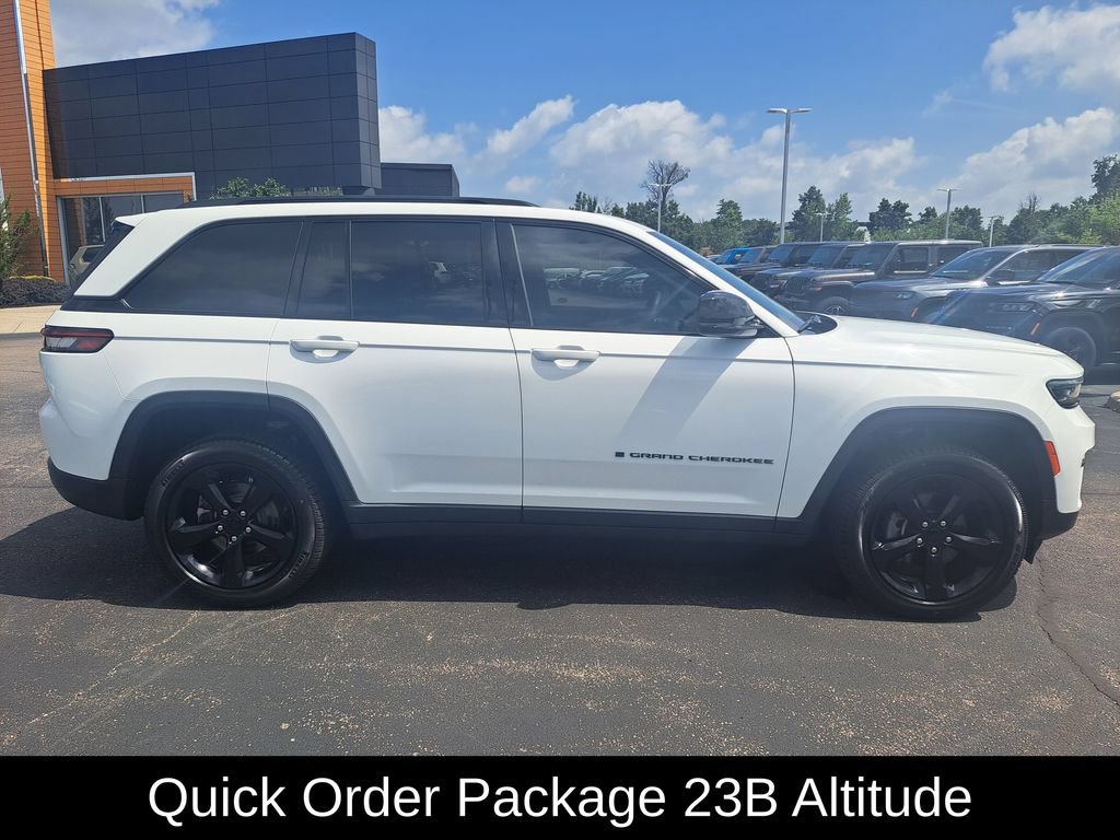 Certified 2023 Jeep Grand Cherokee Altitude AWD/4WD image 3