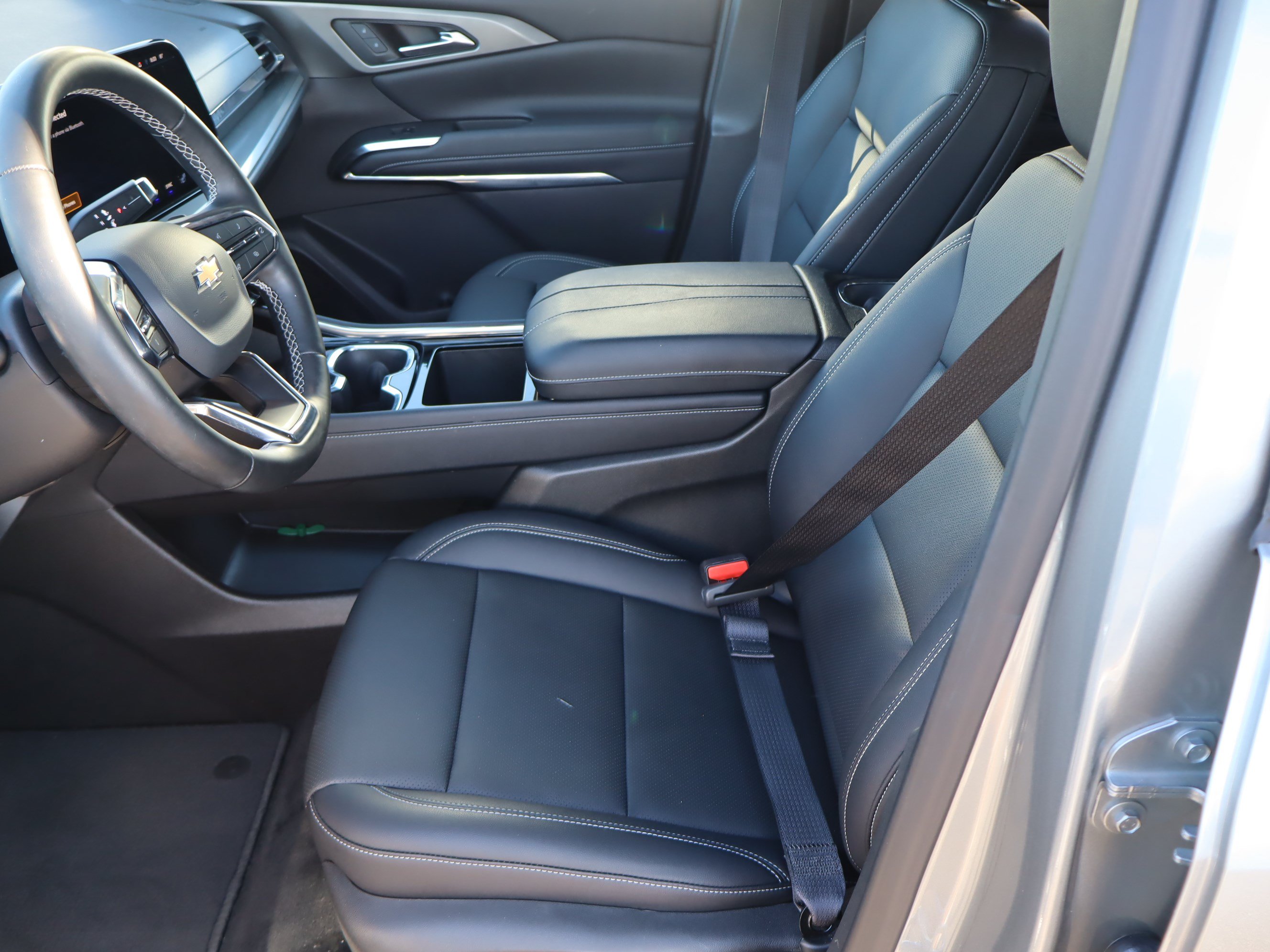 Used 2025 Chevrolet Traverse LT FWD image 17