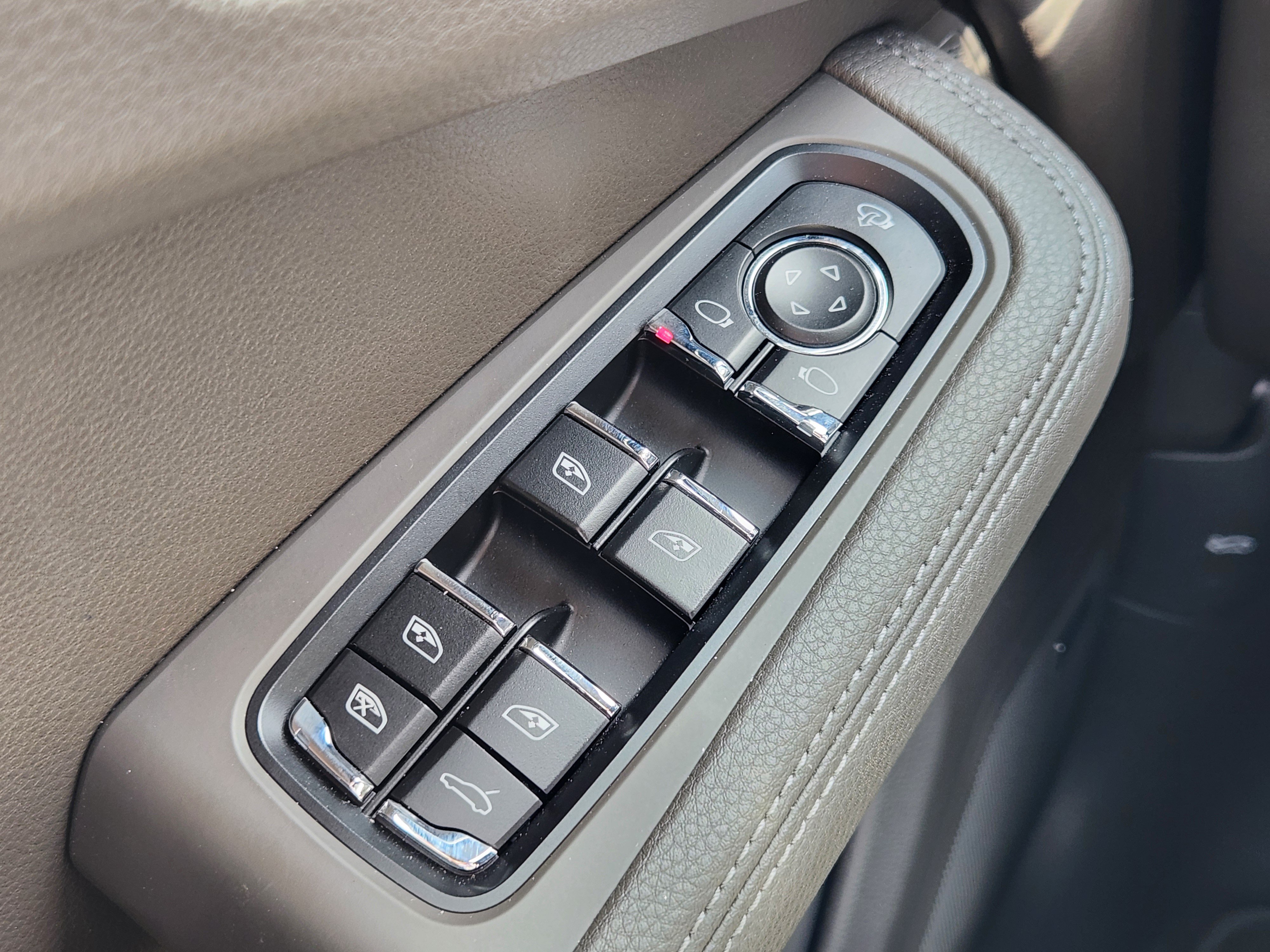 Certified 2026 Porsche Macan AWD/4WD image 24