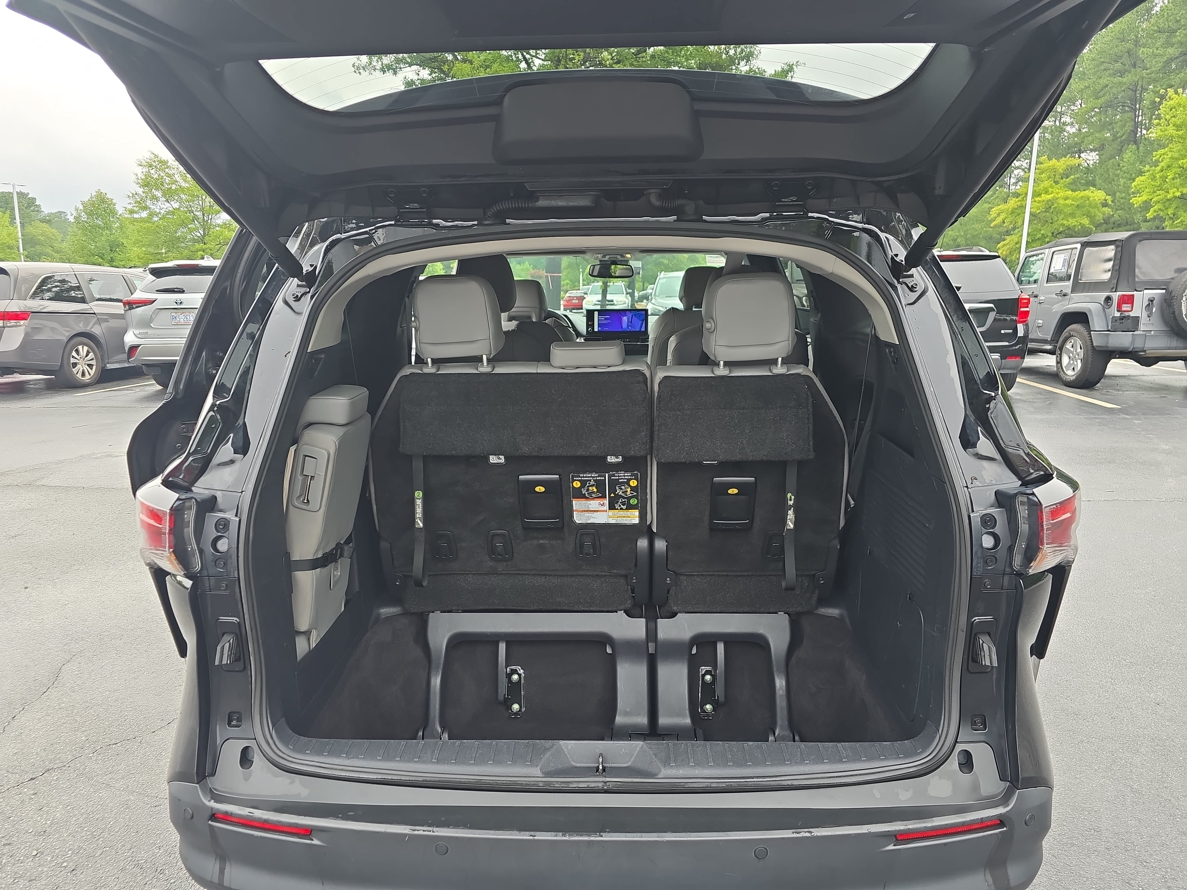 Used 2025 Toyota Sienna XLE FWD image 12
