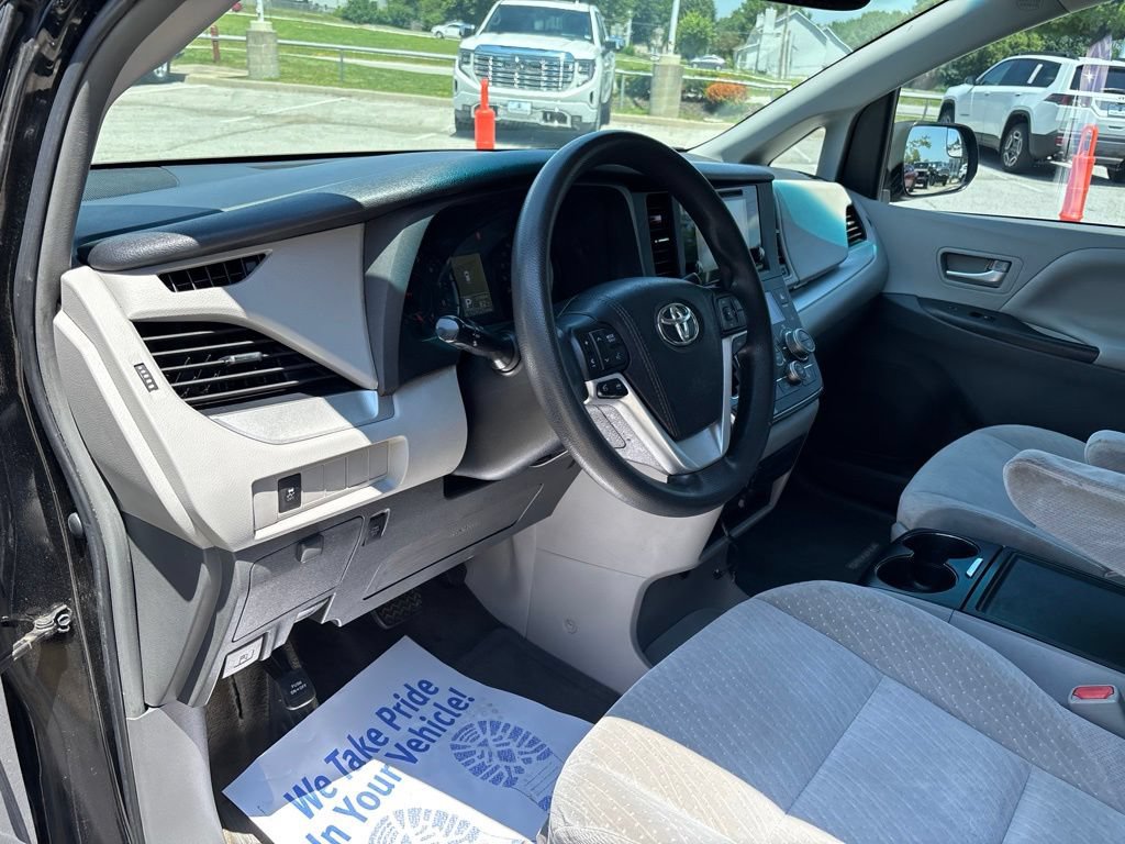 Used 2017 Toyota Sienna LE FWD image 60