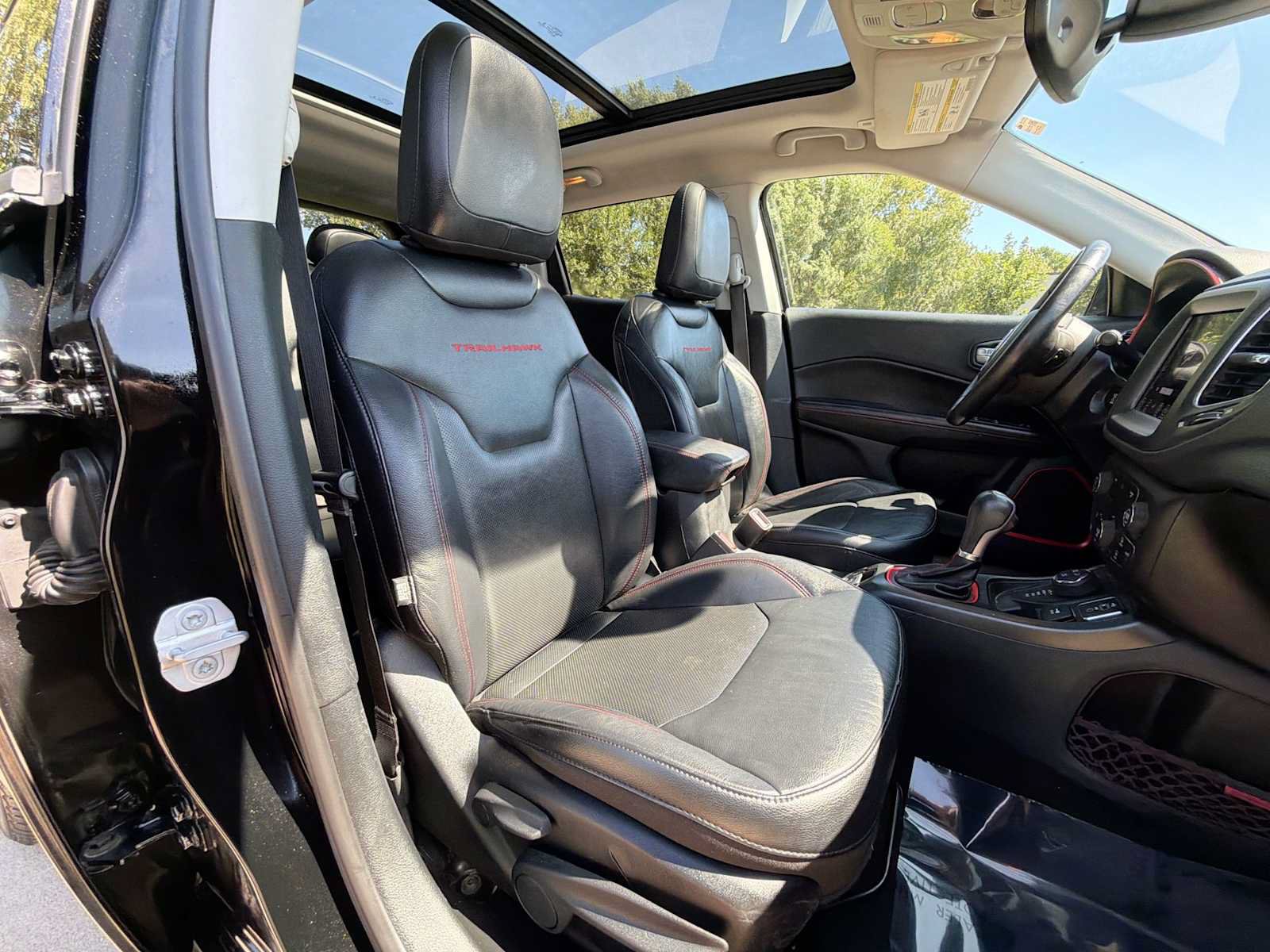 Used 2017 Jeep Compass Trailhawk w/ Leather Interior Group AWD/4WD image 19