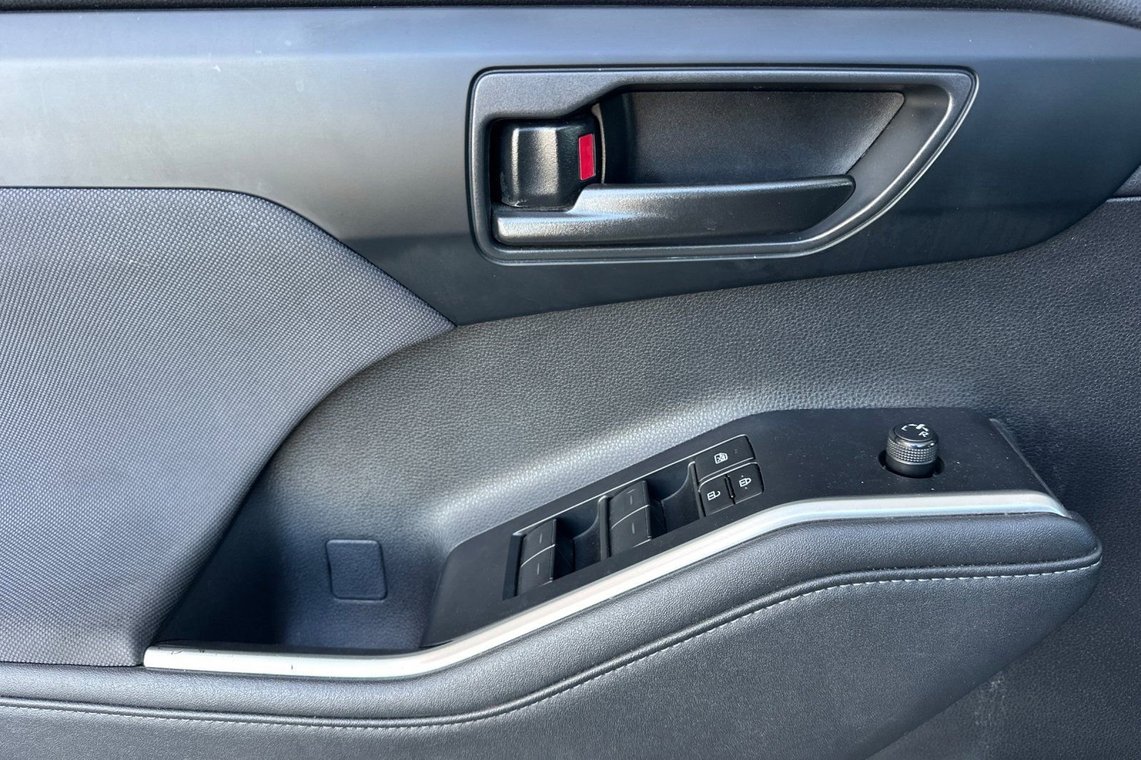 Used 2024 Toyota Highlander LE image 11