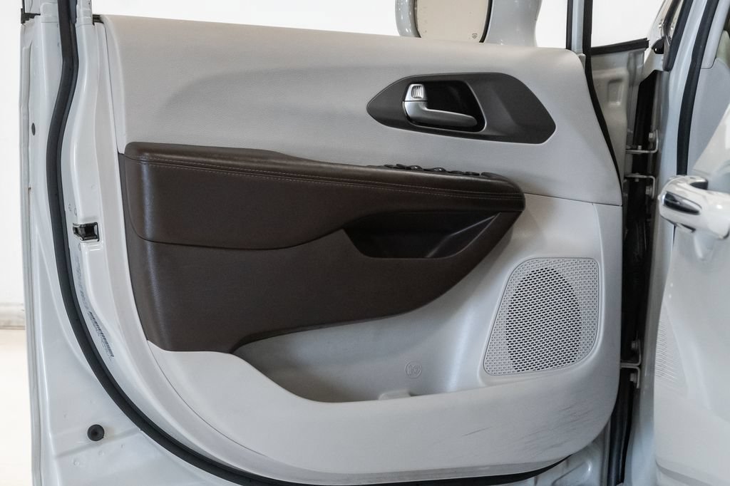 Used 2019 Chrysler Pacifica Touring-L Plus w/ Advanced Safetytec Group FWD image 8