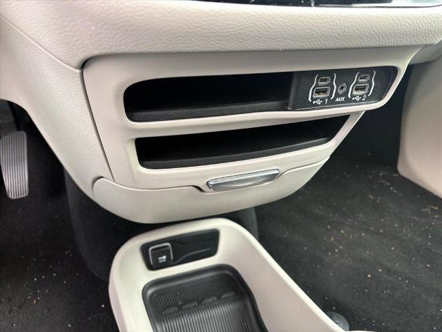 Used 2024 Chrysler Pacifica Touring-L image 15