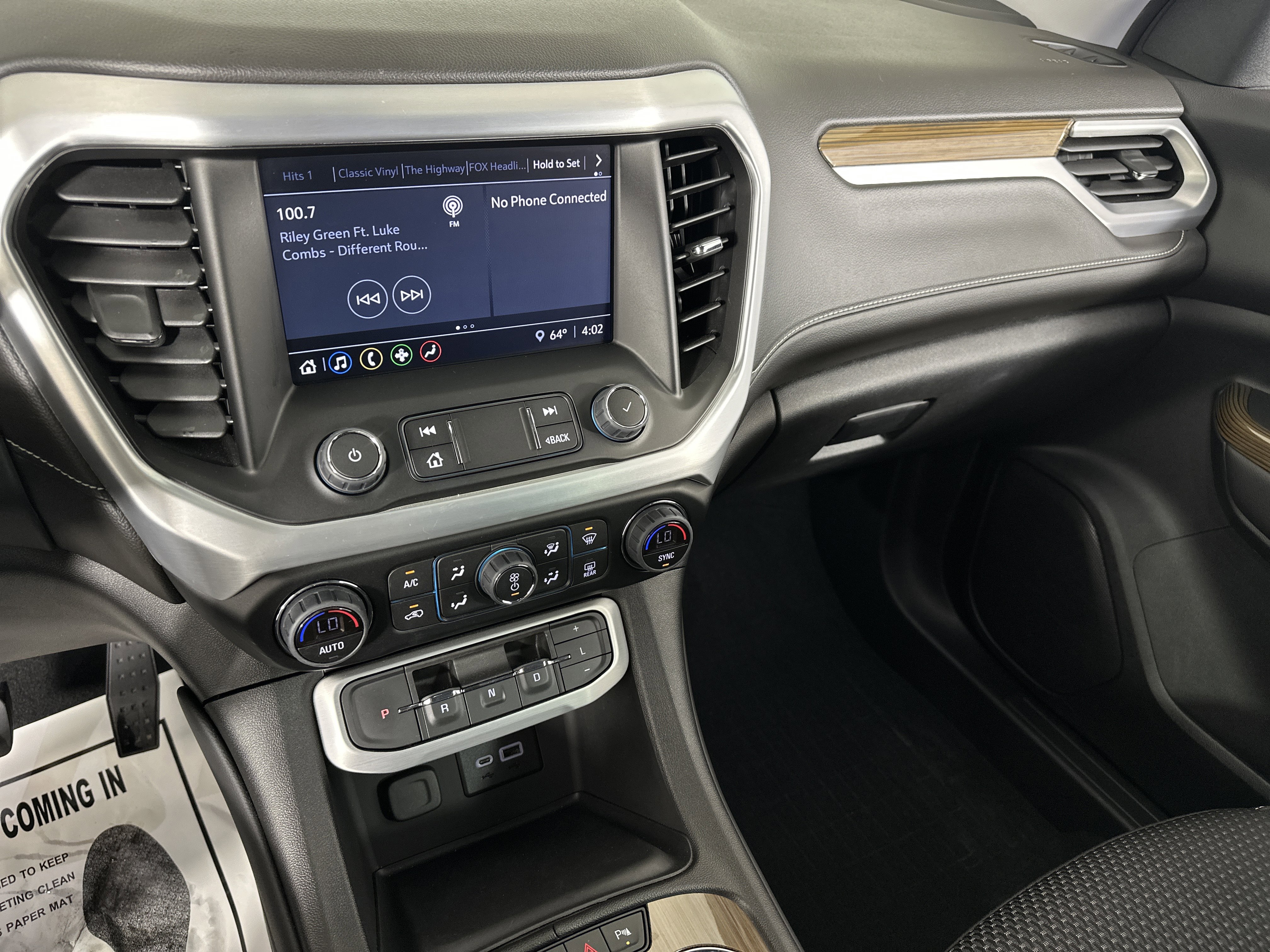 Certified 2023 GMC Acadia SLE w/ Driver Convenience Package image 4